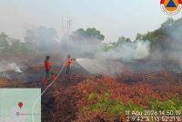 Tim gabungan melakukan pemadaman dan pembasahan kebakaran hutan dan lahan di salah satu wilayah rawan karhutla di Kalimantan Tengah, Selasa (11/8/26).