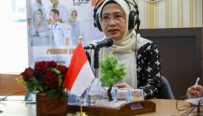 Asisten Administrasi Umum Setda Provinsi Kalimantan Tengah Hj. Sunarti saat menjadi narasumber Dialog Interaktif Kalteng Menyapa di Studio Pro 1 RRI Palangka Raya, Kamis (13/8/26).