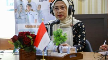Asisten Administrasi Umum Setda Provinsi Kalimantan Tengah Hj. Sunarti saat menjadi narasumber Dialog Interaktif Kalteng Menyapa di Studio Pro 1 RRI Palangka Raya, Kamis (13/8/26).