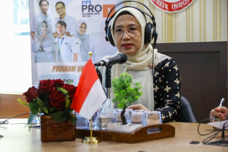 Asisten Administrasi Umum Setda Provinsi Kalimantan Tengah Hj. Sunarti saat menjadi narasumber Dialog Interaktif Kalteng Menyapa di Studio Pro 1 RRI Palangka Raya, Kamis (13/8/26).