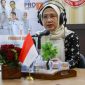 Asisten Administrasi Umum Setda Provinsi Kalimantan Tengah Hj. Sunarti saat menjadi narasumber Dialog Interaktif Kalteng Menyapa di Studio Pro 1 RRI Palangka Raya, Kamis (13/8/26).