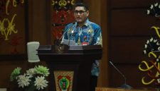 Asisten Perekonomian dan Pembangunan Setda Provinsi Kalteng Anang Dirjo membuka Rakor PPID se-Kalimantan Tengah Tahun 2026 di Aula Eka Hapakat, Kantor Gubernur Kalteng, Kamis (13/8/26).
