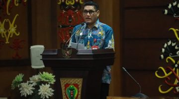 Asisten Perekonomian dan Pembangunan Setda Provinsi Kalteng Anang Dirjo membuka Rakor PPID se-Kalimantan Tengah Tahun 2026 di Aula Eka Hapakat, Kantor Gubernur Kalteng, Kamis (13/8/26).