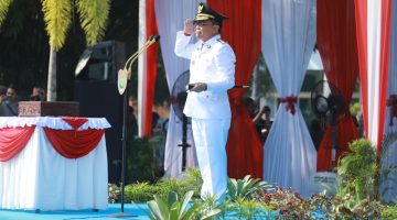 Gubernur Kalimantan Tengah H. Agustiar Sabran bertindak sebagai Inspektur Upacara Peringatan HUT ke-81 Kemerdekaan Republik Indonesia di halaman Kantor Gubernur Kalimantan Tengah, Palangka Raya, Senin (17/8/26).
