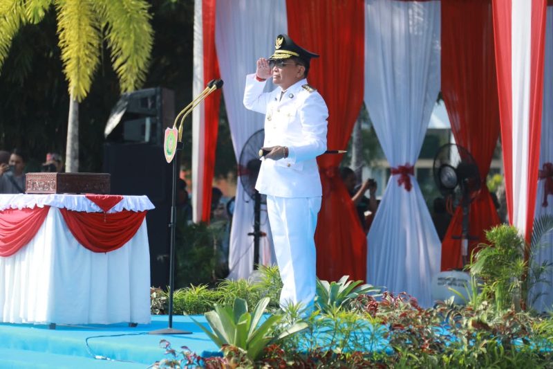 Gubernur Kalimantan Tengah H. Agustiar Sabran bertindak sebagai Inspektur Upacara Peringatan HUT ke-81 Kemerdekaan Republik Indonesia di halaman Kantor Gubernur Kalimantan Tengah, Palangka Raya, Senin (17/8/26).