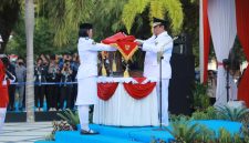 Wakil Gubernur Kalimantan Tengah H. Edy Pratowo memimpin upacara penurunan Sang Merah Putih dalam rangka HUT ke-81 Kemerdekaan Republik Indonesia tingkat Provinsi Kalimantan Tengah di halaman Kantor Gubernur Kalteng, Palangka Raya, Senin (17/8/26) sore.
