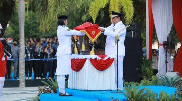 Wakil Gubernur Kalimantan Tengah H. Edy Pratowo memimpin upacara penurunan Sang Merah Putih dalam rangka HUT ke-81 Kemerdekaan Republik Indonesia tingkat Provinsi Kalimantan Tengah di halaman Kantor Gubernur Kalteng, Palangka Raya, Senin (17/8/26) sore.