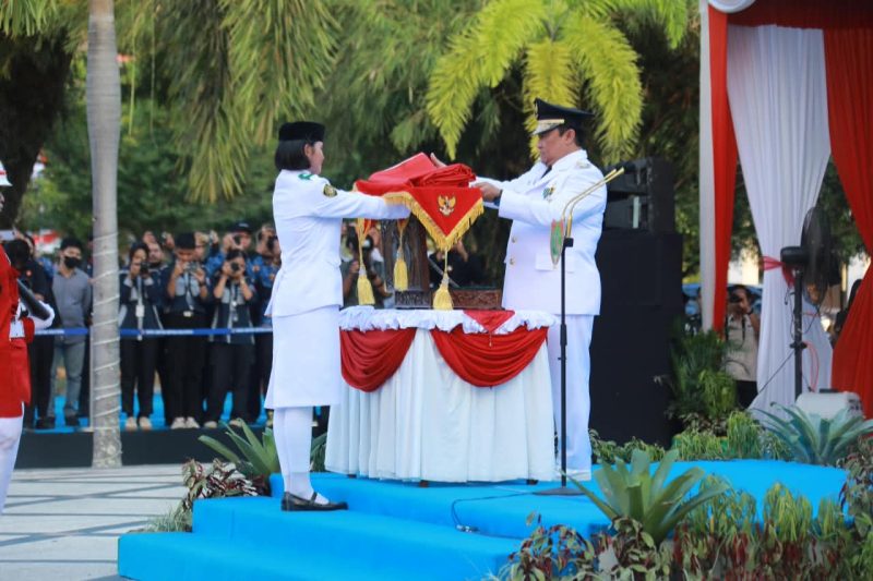 Wakil Gubernur Kalimantan Tengah H. Edy Pratowo memimpin upacara penurunan Sang Merah Putih dalam rangka HUT ke-81 Kemerdekaan Republik Indonesia tingkat Provinsi Kalimantan Tengah di halaman Kantor Gubernur Kalteng, Palangka Raya, Senin (17/8/26) sore.