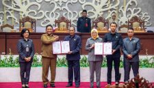 Wakil Gubernur Kalimantan Tengah Edy Pratowo bersama jajaran DPRD dan Pemerintah Provinsi Kalimantan Tengah mengikuti Rapat Paripurna Ke-7 Masa Persidangan III Tahun Sidang 2026 dengan agenda penandatanganan Nota Kesepakatan KUA dan PPAS Tahun Anggaran 2027 di Ruang Rapat Paripurna DPRD Provinsi Kalimantan Tengah, Selasa (18/8/26).