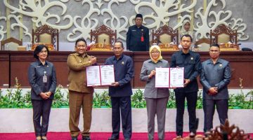 Wakil Gubernur Kalimantan Tengah Edy Pratowo bersama jajaran DPRD dan Pemerintah Provinsi Kalimantan Tengah mengikuti Rapat Paripurna Ke-7 Masa Persidangan III Tahun Sidang 2026 dengan agenda penandatanganan Nota Kesepakatan KUA dan PPAS Tahun Anggaran 2027 di Ruang Rapat Paripurna DPRD Provinsi Kalimantan Tengah, Selasa (18/8/26).