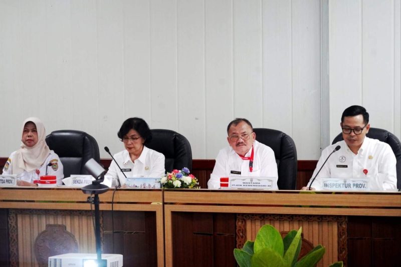 Sekretaris Daerah Provinsi Kalimantan Tengah Linae Victoria Aden dan, Auditor Utama Inspektorat Jenderal Kemendagri RI Tumonggi Siregar serta Plt. Asisten Pemerintahan dan Kesejahteraan Rakyat Setda Provinsi Kalteng Lisda Arriyana dan Inspektur Daerah Provinsi Kalteng Eko Sulistiono mengikuti Entry Meeting Pengawasan Penyelenggaraan Pemerintahan Daerah Tahun 2026 oleh Inspektorat Jenderal Kementerian Dalam Negeri di Kantor Gubernur Kalteng, Palangka Raya, Kamis (20/8/26).