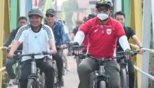 Bupati dan Wakil Bupati Barito Utara, H. Shalahuddin dan Felix Sonadie Y. Tingan gowes bersama mengelilingi kota Muara Teweh, Jumat (21/8). Foto-ist

Artikel ini adalah bagian dari Mitra Promedia Group dan sudah tayang dengan judul 