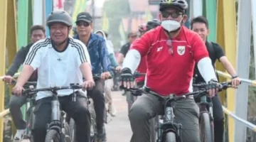 Bupati dan Wakil Bupati Barito Utara, H. Shalahuddin dan Felix Sonadie Y. Tingan gowes bersama mengelilingi kota Muara Teweh, Jumat (21/8). Foto-ist

Artikel ini adalah bagian dari Mitra Promedia Group dan sudah tayang dengan judul 