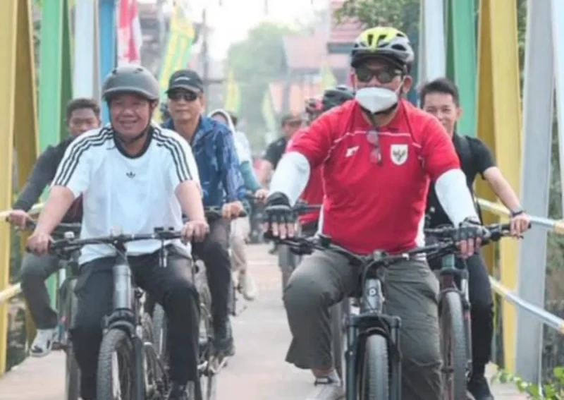 Bupati dan Wakil Bupati Barito Utara, H. Shalahuddin dan Felix Sonadie Y. Tingan gowes bersama mengelilingi kota Muara Teweh, Jumat (21/8). Foto-ist

Artikel ini adalah bagian dari Mitra Promedia Group dan sudah tayang dengan judul 