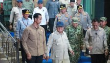 Gubernur Kalimantan Tengah Agustiar Sabran bersama jajaran Forkopimda Kalteng menyambut kedatangan Presiden Republik Indonesia Prabowo Subianto di Palangka Raya dalam rangka kunjungan kerja untuk memantau penanganan kebakaran hutan dan lahan (karhutla) di Kalimantan, Sabtu (22/8/26).