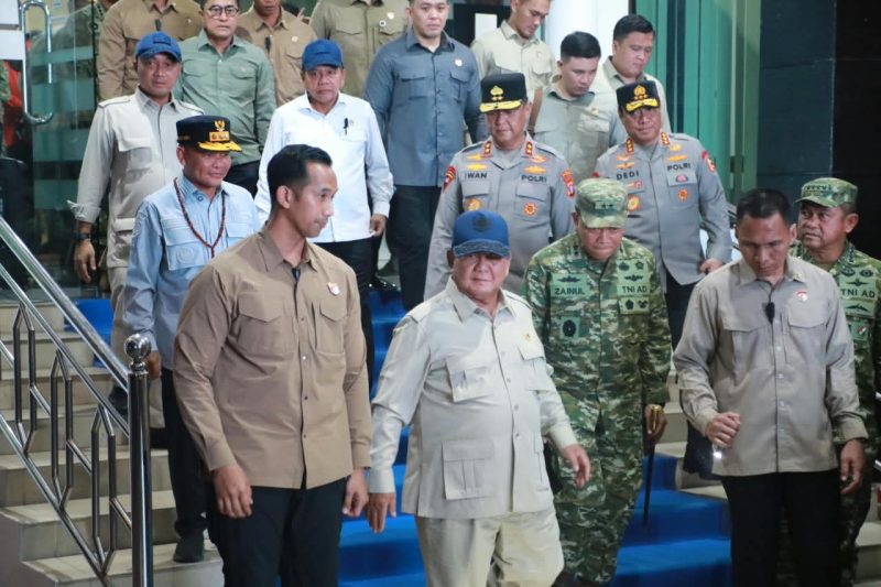 Gubernur Kalimantan Tengah Agustiar Sabran bersama jajaran Forkopimda Kalteng menyambut kedatangan Presiden Republik Indonesia Prabowo Subianto di Palangka Raya dalam rangka kunjungan kerja untuk memantau penanganan kebakaran hutan dan lahan (karhutla) di Kalimantan, Sabtu (22/8/26).