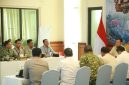 Presiden Republik Indonesia Prabowo Subianto memimpin rapat koordinasi penanganan darurat kebakaran hutan dan lahan (karhutla) di Posko Aju Penanganan Karhutla Kalimantan Tengah, kawasan Bandara Tjilik Riwut, Palangka Raya, didampingi Gubernur Kalimantan Tengah Agustiar Sabran dan jajaran terkait, Sabtu (22/8/26).