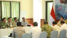 Presiden Republik Indonesia Prabowo Subianto memimpin rapat koordinasi penanganan darurat kebakaran hutan dan lahan (karhutla) di Posko Aju Penanganan Karhutla Kalimantan Tengah, kawasan Bandara Tjilik Riwut, Palangka Raya, didampingi Gubernur Kalimantan Tengah Agustiar Sabran dan jajaran terkait, Sabtu (22/8/26).