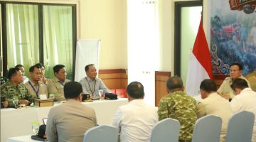 Presiden Republik Indonesia Prabowo Subianto memimpin rapat koordinasi penanganan darurat kebakaran hutan dan lahan (karhutla) di Posko Aju Penanganan Karhutla Kalimantan Tengah, kawasan Bandara Tjilik Riwut, Palangka Raya, didampingi Gubernur Kalimantan Tengah Agustiar Sabran dan jajaran terkait, Sabtu (22/8/26).