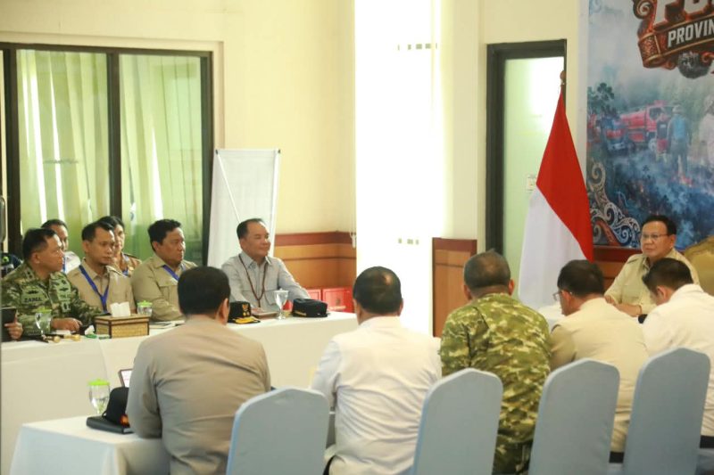 Presiden Republik Indonesia Prabowo Subianto memimpin rapat koordinasi penanganan darurat kebakaran hutan dan lahan (karhutla) di Posko Aju Penanganan Karhutla Kalimantan Tengah, kawasan Bandara Tjilik Riwut, Palangka Raya, didampingi Gubernur Kalimantan Tengah Agustiar Sabran dan jajaran terkait, Sabtu (22/8/26).