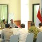 Presiden Republik Indonesia Prabowo Subianto memimpin rapat koordinasi penanganan darurat kebakaran hutan dan lahan (karhutla) di Posko Aju Penanganan Karhutla Kalimantan Tengah, kawasan Bandara Tjilik Riwut, Palangka Raya, didampingi Gubernur Kalimantan Tengah Agustiar Sabran dan jajaran terkait, Sabtu (22/8/26).
