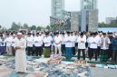 Gubernur Kalimantan Tengah Agustiar Sabran bersama jajaran Pemerintah Provinsi Kalteng, TNI/Polri, tokoh agama, dan masyarakat melaksanakan Salat Istisqo serta doa bersama di Bundaran Talawang, Palangka Raya, sebagai ikhtiar menghadapi musim kemarau dan memohon turunnya hujan. Minggu (23/8/26), 