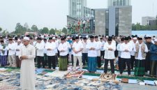 Gubernur Kalimantan Tengah Agustiar Sabran bersama jajaran Pemerintah Provinsi Kalteng, TNI/Polri, tokoh agama, dan masyarakat melaksanakan Salat Istisqo serta doa bersama di Bundaran Talawang, Palangka Raya, sebagai ikhtiar menghadapi musim kemarau dan memohon turunnya hujan. Minggu (23/8/26), 