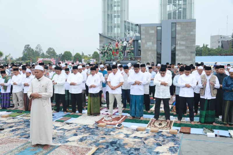 Gubernur Kalimantan Tengah Agustiar Sabran bersama jajaran Pemerintah Provinsi Kalteng, TNI/Polri, tokoh agama, dan masyarakat melaksanakan Salat Istisqo serta doa bersama di Bundaran Talawang, Palangka Raya, sebagai ikhtiar menghadapi musim kemarau dan memohon turunnya hujan. Minggu (23/8/26), 
