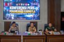Gubernur Kalimantan Tengah Agustiar Sabran bersama unsur TNI dan Polri mengikuti Konferensi Pers Penanganan Kebakaran Hutan dan Lahan Provinsi Kalimantan Tengah Tahun 2026 di Markas Kepolisian Daerah Kalimantan Tengah, Senin (24/8/26).