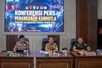Gubernur Kalimantan Tengah Agustiar Sabran bersama unsur TNI dan Polri mengikuti Konferensi Pers Penanganan Kebakaran Hutan dan Lahan Provinsi Kalimantan Tengah Tahun 2026 di Markas Kepolisian Daerah Kalimantan Tengah, Senin (24/8/26).