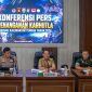 Gubernur Kalimantan Tengah Agustiar Sabran bersama unsur TNI dan Polri mengikuti Konferensi Pers Penanganan Kebakaran Hutan dan Lahan Provinsi Kalimantan Tengah Tahun 2026 di Markas Kepolisian Daerah Kalimantan Tengah, Senin (24/8/26).