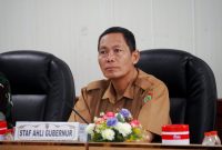 Staf Ahli Gubernur Kalimantan Tengah Bidang Ekonomi, Keuangan, dan Pembangunan Yuas Elko mengikuti Rapat Koordinasi Pengendalian Inflasi dan Evaluasi Dukungan Pemerintah Daerah dalam Program 3 Juta Rumah secara daring dari Ruang Rapat Bajakah, Kantor Gubernur Kalteng, Senin (24/8/26).