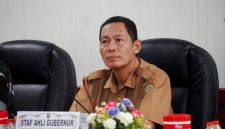 Staf Ahli Gubernur Kalimantan Tengah Bidang Ekonomi, Keuangan, dan Pembangunan Yuas Elko mengikuti Rapat Koordinasi Pengendalian Inflasi dan Evaluasi Dukungan Pemerintah Daerah dalam Program 3 Juta Rumah secara daring dari Ruang Rapat Bajakah, Kantor Gubernur Kalteng, Senin (24/8/26).