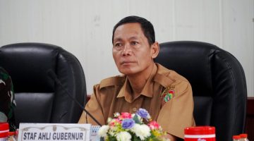 Staf Ahli Gubernur Kalimantan Tengah Bidang Ekonomi, Keuangan, dan Pembangunan Yuas Elko mengikuti Rapat Koordinasi Pengendalian Inflasi dan Evaluasi Dukungan Pemerintah Daerah dalam Program 3 Juta Rumah secara daring dari Ruang Rapat Bajakah, Kantor Gubernur Kalteng, Senin (24/8/26).