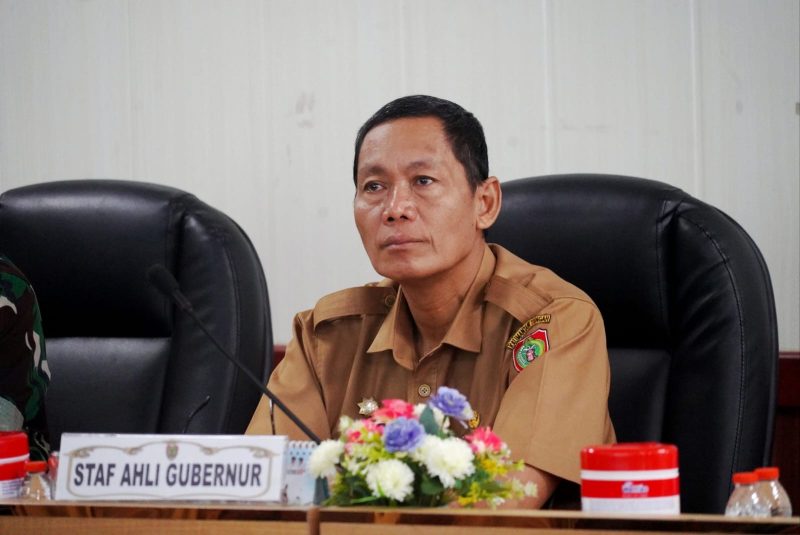 Staf Ahli Gubernur Kalimantan Tengah Bidang Ekonomi, Keuangan, dan Pembangunan Yuas Elko mengikuti Rapat Koordinasi Pengendalian Inflasi dan Evaluasi Dukungan Pemerintah Daerah dalam Program 3 Juta Rumah secara daring dari Ruang Rapat Bajakah, Kantor Gubernur Kalteng, Senin (24/8/26).