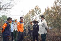 Wakil Gubernur Kalimantan Tengah Edy Pratowo bersama Sekda Kalteng Linae Victoria Aden dan jajaran Pemprov Kalteng memantau langsung penanganan Kebakaran Hutan dan Lahan (Karhutla) di wilayah Kota Palangka Raya dan sekitarnya, Kamis (27/8/26).