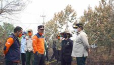 Wakil Gubernur Kalimantan Tengah Edy Pratowo bersama Sekda Kalteng Linae Victoria Aden dan jajaran Pemprov Kalteng memantau langsung penanganan Kebakaran Hutan dan Lahan (Karhutla) di wilayah Kota Palangka Raya dan sekitarnya, Kamis (27/8/26).