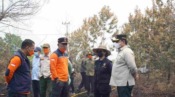 Wakil Gubernur Kalimantan Tengah Edy Pratowo bersama Sekda Kalteng Linae Victoria Aden dan jajaran Pemprov Kalteng memantau langsung penanganan Kebakaran Hutan dan Lahan (Karhutla) di wilayah Kota Palangka Raya dan sekitarnya, Kamis (27/8/26).