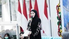 Ketua TP-PKK Provinsi Kalimantan Tengah Aisyah Thisia Agustiar Sabran menyampaikan pesan dalam Pengajian Rutin Muslimah yang dirangkaikan dengan Peringatan Maulid Nabi Muhammad SAW 1448 H di Istana Isen Mulang, Rumah Jabatan Gubernur Kalimantan Tengah, Palangka Raya, Jumat (28/8/26).
