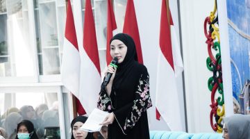 Ketua TP-PKK Provinsi Kalimantan Tengah Aisyah Thisia Agustiar Sabran menyampaikan pesan dalam Pengajian Rutin Muslimah yang dirangkaikan dengan Peringatan Maulid Nabi Muhammad SAW 1448 H di Istana Isen Mulang, Rumah Jabatan Gubernur Kalimantan Tengah, Palangka Raya, Jumat (28/8/26).
