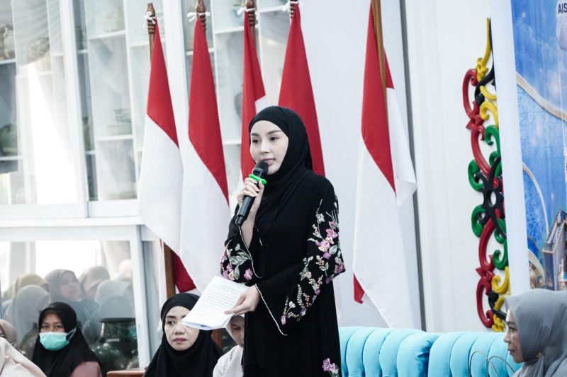 Ketua TP-PKK Provinsi Kalimantan Tengah Aisyah Thisia Agustiar Sabran menyampaikan pesan dalam Pengajian Rutin Muslimah yang dirangkaikan dengan Peringatan Maulid Nabi Muhammad SAW 1448 H di Istana Isen Mulang, Rumah Jabatan Gubernur Kalimantan Tengah, Palangka Raya, Jumat (28/8/26).