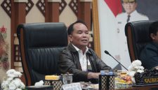 Gubernur Kalimantan Tengah Agustiar Sabran saat memimpin Rapat Koordinasi Penanganan Karhutla di Aula Jayang Tingang, Kantor Gubernur Kalimantan Tengah, Sabtu (29/8/26).