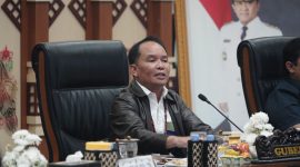 Gubernur Kalimantan Tengah Agustiar Sabran saat memimpin Rapat Koordinasi Penanganan Karhutla di Aula Jayang Tingang, Kantor Gubernur Kalimantan Tengah, Sabtu (29/8/26).