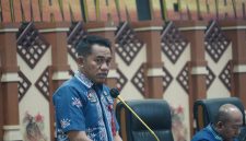 Kepala Pelaksana BPBD Provinsi Kalimantan Tengah Ahmad Toyib menyampaikan perkembangan dukungan armada udara dalam penanganan karhutla saat Rapat Koordinasi Penanganan Karhutla di Aula Jayang Tingang, Kantor Gubernur Kalimantan Tengah, Sabtu (29/8/26).