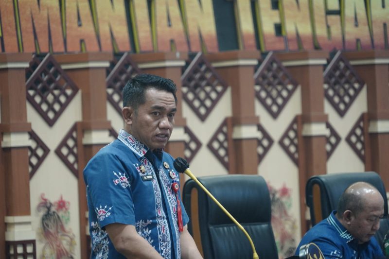 Kepala Pelaksana BPBD Provinsi Kalimantan Tengah Ahmad Toyib menyampaikan perkembangan dukungan armada udara dalam penanganan karhutla saat Rapat Koordinasi Penanganan Karhutla di Aula Jayang Tingang, Kantor Gubernur Kalimantan Tengah, Sabtu (29/8/26).