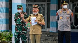 Gubernur Kalimantan Tengah H. Agustiar Sabran menyampaikan sambutan saat Apel Gelar Pasukan Penguatan Penanganan Karhutla di Halaman Istana Isen Mulang, Palangka Raya, Senin (31/8/26).