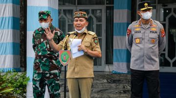 Gubernur Kalimantan Tengah H. Agustiar Sabran menyampaikan sambutan saat Apel Gelar Pasukan Penguatan Penanganan Karhutla di Halaman Istana Isen Mulang, Palangka Raya, Senin (31/8/26).