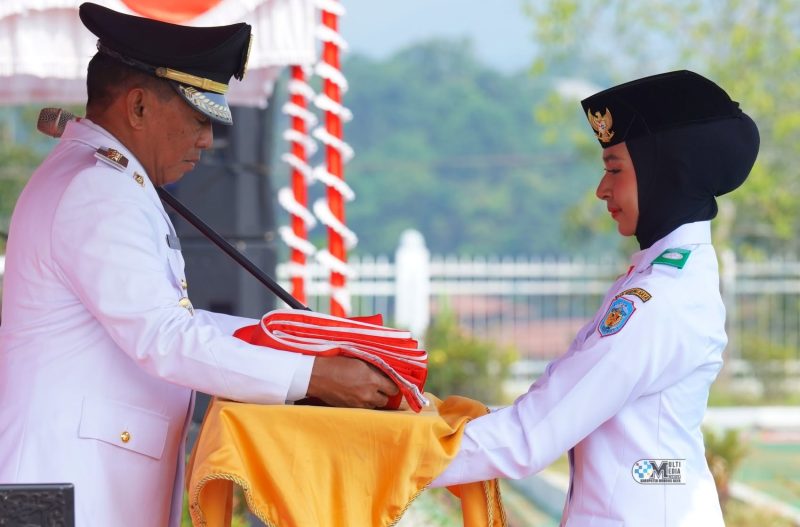 Bupati Heriyus menajdi Irup di Upacara HUT Ke-81 RI di Mura, Senin (17/08/2026).