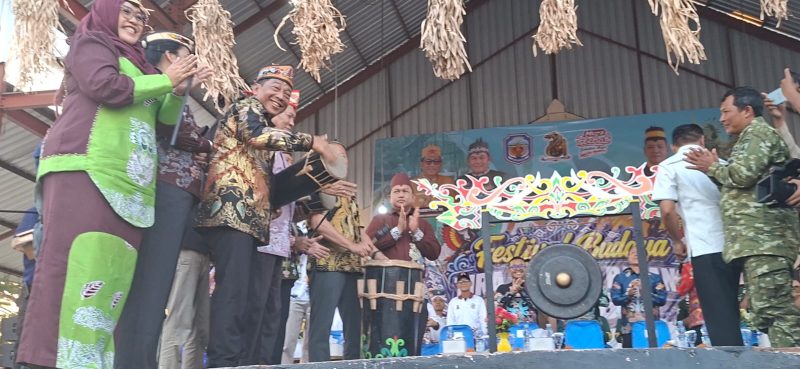 Bupati Mura Heriyus SE saat membuka FBTT Selasa sore (4/08/2026). (Foto : 1tulah.com)