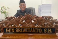 Anggota DPRD Barito Utara dari Fraksi PPP, Gun Sriwitanto, S.H., saat menyampaikan imbauan kepada masyarakat agar tidak membakar lahan dan menggunakan masker di tengah kondisi kualitas udara yang kurang baik, Kamis (20/8/2026).